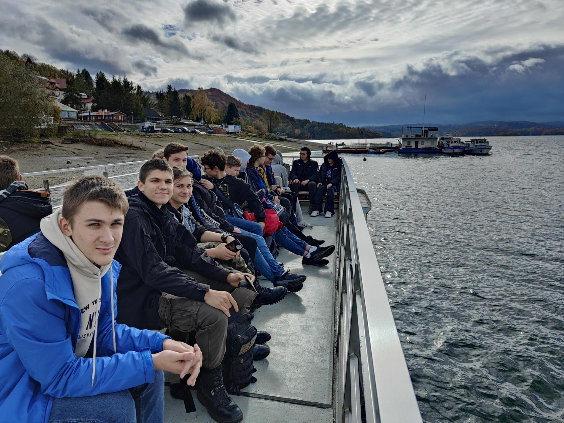 Uczniowie z ZST nad jeziorem Solińskim